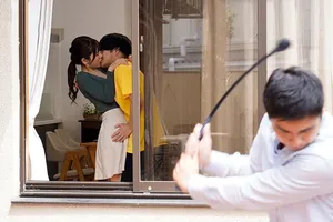 Thanh niên quay tay bắn lên mông má của tình nhân đang ngủ khi đến nhà chơi