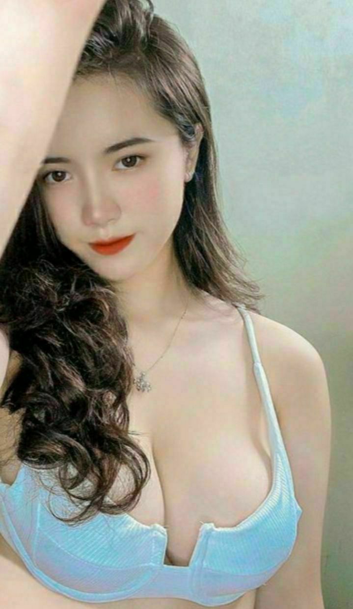 Cô gái trẻ tán gẫu trong quán cà phê của người nổi tiếng trên mạng